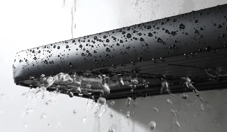Краплі води на чорній полиці